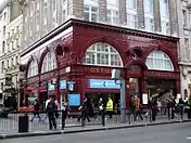 オックスフォード・サーカス駅。ベーカーストリート・アンド・ウォータールー鉄道のほとんどの駅で用いられたレスリー・グリーンの設計によるもの。