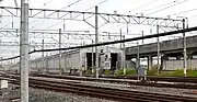 留置線と右奥の東北新幹線の高架橋(2007年10月)