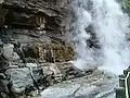 岩間から吹き出す蒸気（2005年5月3日）