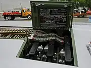 3丁の12.7mm機関銃とパネルに張られた調整法（D型）