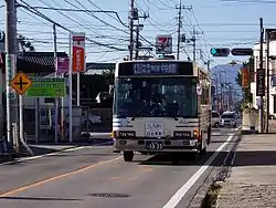 廃軌道を走る路線バス