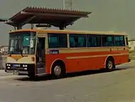 日産ディーゼルP-RA52M（1984年式）122　1996年12月廃車定期遊覧専用として初の新車。これ以前の定期遊覧には一般路線兼用の中扉ロマンスシート車や貸切格下げ車を使用していた。トップドアロマンスシート仕様でオレンジ/クリームの路線色は、1966年式4RA94以来、実に18年ぶりの導入であった。