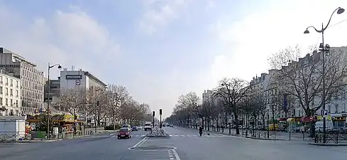 クール・ド・ヴァンセンヌ通り。ナシオン広場側からポルト・ド・ヴァンセンヌ (Porte de Vincennes) 方面を見る
