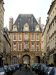 パヴィヨン・デュ・ロワ (王の館, Pavillon du Roi, rue de Birague, vue de la rue Saint-Antoine.)