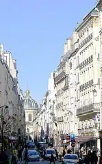 マザリヌ通りから見るフランス学士院 (La rue Mazarine en direction de l'Institut de France.)