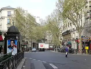 シモン＝ボリヴァル大通り、ベルヴィル通りとの交差点界隈 (L'avenue Simon Bolivar vue du carrefour avec la rue de Belleville.)