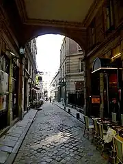 クール・デュ・コメルス＝サン＝タンドレ (Cour du Commerce-Saint-André) は、モネ地区アンシェンヌ＝コメディ通りとサン＝タンドレ＝デ＝ザール通りとの間を繋ぐパサージュ