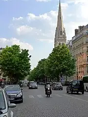 ジョルジュ＝サンク大通り。背景は1881-1884年建造の米国聖公会の教会 (L'avenue George-V avec en arrière-plan la cathédrale américaine de Paris.)　