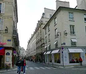 "パリの心臓部"を走るボナパルト通り、サンジェルマン・デ・プレ広場スクアール・ローラン＝プラッシュからの眺め (Rue Bonaparte vue de la square Laurent-Prache, Place Saint-Germain-des-Prés.)。左角はブラッスリー・ル・ボナパルト。