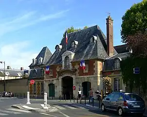 サン＝ルイ病院, メトロコロネール・ファビアン駅が最寄駅