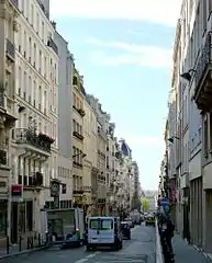 クリシー広場界隈から南側サン＝ラザール駅方面へ走るアムステルダム通りの光景 (Rue d'Amsterdam vue de la Place de Clichy)