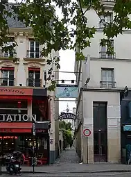 ムーラン・ルージュ西側至近、クリシー大通り (ブールヴァール, Boulevard de Clichy) 94番地から見るシテ・ヴェロン (Cité Véron)。小路先は行き止まり。