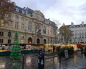 ボードワイエ広場 (Place Baudoyer). 10世紀後半〜11世紀にかけて築かれたカロリング期の壁 (Enceinte carolingienne) にあった門が名称の由来。