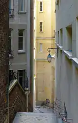 水通り (Rue des Eaux)。パッシー駅 (fr) 西側至近, ワイン博物館があるスクアール・シャルル＝ディケンス (Square Charles-Dickens) とパッシー河岸プレジダン＝ケネディ大通りとを結ぶ南北の短い路。