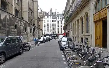 リヴォリ通り側からサントノレ通り方向を見る。オラトワール通り (Rue de l'Oratoire)。左はオラトワール・デュ・ルーヴル教会