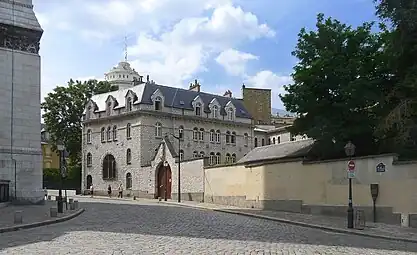 サクレ・クール寺院の足元にあるモンマルトルのカルメル会女子修道院 (Le carmel de Montmartre, situė rue du Chevalier-de-la-Barre, au pied du Sacré-Cœur.)
