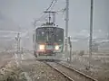 雪の中を走る125系電車(谷川駅 - 久下村駅間)