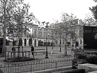 区内中央サン＝ランベール地区ユベール＝モンマルシェ広場と15区役所 (Place Hubert-Monmarché (mairie) - Paris XV