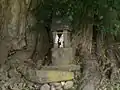 イチョウ根元の石祠
