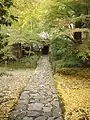 山門から境内を望む（正面は庫裏）
