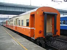 台鉄電源荷物車。ゴムの幌枠を持つ海外の車輌の例。連結時はこれを密接させるのみである。
