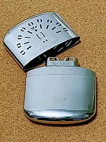 白金触媒式カイロ。ベンジンを使用する。