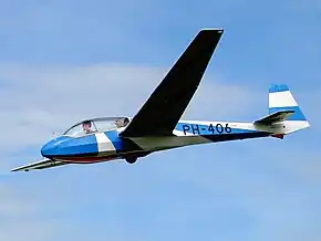 飛行するPH-406