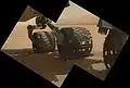 キュリオシティローバーの車輪 - 「シャープ山」が背景にある (MAHLI,2012年9月9日).