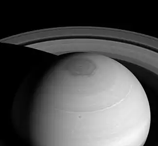 土星の北極の大気にみられる六角形。2014年4月2日、探査機カッシーニによる撮影画像。