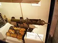 PIAT(ピアット)第二次大戦中に英国が使用した歩兵携行型の対戦車兵器。構造上の特徴から"anti-tank mortar"に分類される。最大射程350mで、100mm厚の装甲を貫徹できる成形炸薬弾を射出した