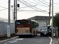 左写真と同位置での保土ケ谷駅行き (お171)
