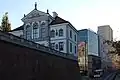 美術館の裏側とその映り込み