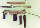 分解したPM-84ボルトアッセンブリー（2）のみ他部品とは逆向きに置かれている。コッキングレバーはボルトと一体化している