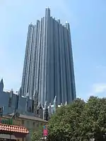 ダウンタウン・ピッツバーグに建つ超高層ビル左: USスチール・タワー 中央: BNYメロン・センター 右: ワン・PPGプレイス