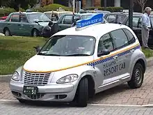 縦長社名表示灯のタクシー(クライスラー・PTクルーザー、舞浜リゾートキャブ)