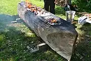中で薪を燃やす