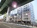 解体直前の「パチンコマサムラ」（西側より。中央の建物）。