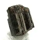 筋のある自形のペイン石結晶（大きさ：0.9×0.8×0.7 cm）