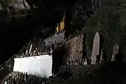 洞窟正面の仏像群