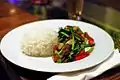 油で揚げたカイランと豚肉と一緒に炒めたタイ料理Pad khana mu krop