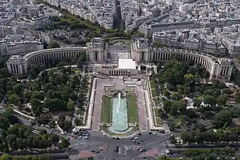 同全景。画像左上はパッシー墓地