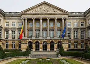 国旗と欧州旗を並べて掲げるベルギーの連邦議会（2013年）