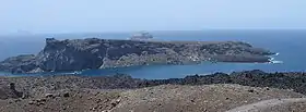 ネア・カメニ島より見たパレア・カメニ島(2006年6月4日)
