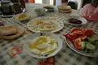 パレスチナの典型的な朝食。ピタ(パンの一種)+ labaneh(クリーミーなチーズにオリーブオイルをかけたもの)。