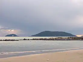 パルマリア島（右）とティーノ島