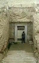 三兄弟の地下墓の入口左: 1920年の堆積物に塞がれた入口右: 1988年当時の地下入口