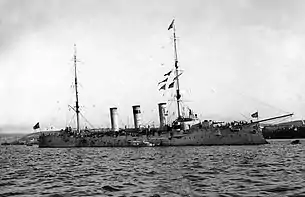 世界大戦中の巡洋艦「パーミャチ・メルクーリヤ」。前檣にはポクローフスキイ海軍少将の提督旗が翻る。
