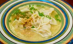 麺の代わりにワンタンを使うパンシット・モロ