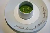 ミントソースをかけたパンナコッタ