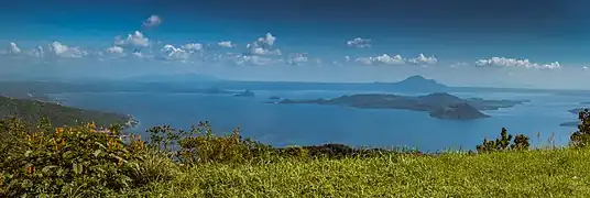 北から望むタール湖